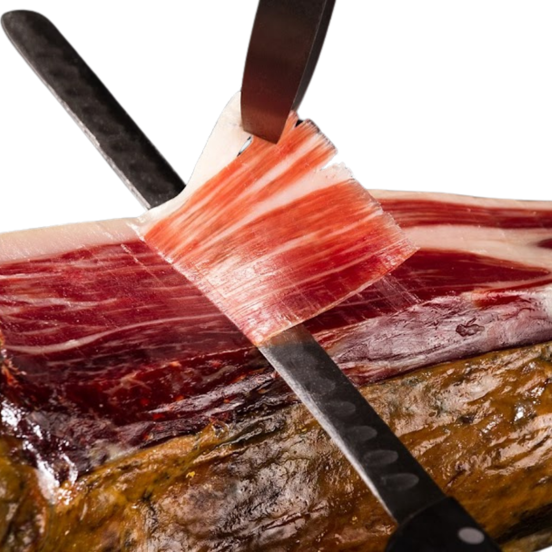 Iberischer Schinken beim Schneiden mit dem Messer