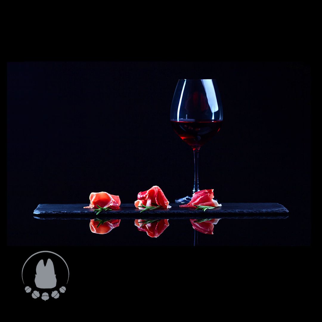 Seit Jahrhunderten gehen iberischer Schinken und Wein aufgrund seiner wohltuenden Eigenschaften Hand in Hand und schenken wunderbare Momente, die in der Netzhaut von Millionen von Menschen eingerahmt sind. 