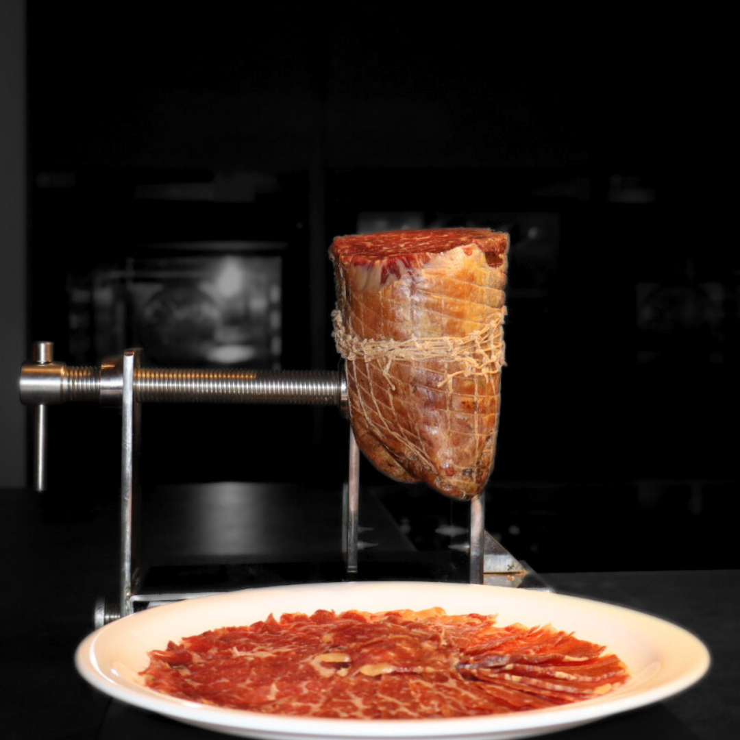 Cecina de León am Schneideständer, handgeschnitten serviert auf Teller, fein marmorierte spanische Premium Delikatesse