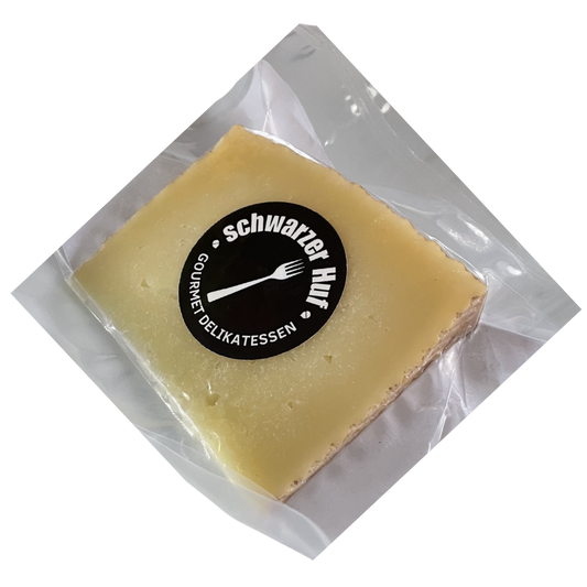 Vakuumverpackter gereifter spanischer Schafskäse mit fester Textur und intensivem Aroma, traditionelle Feinkost