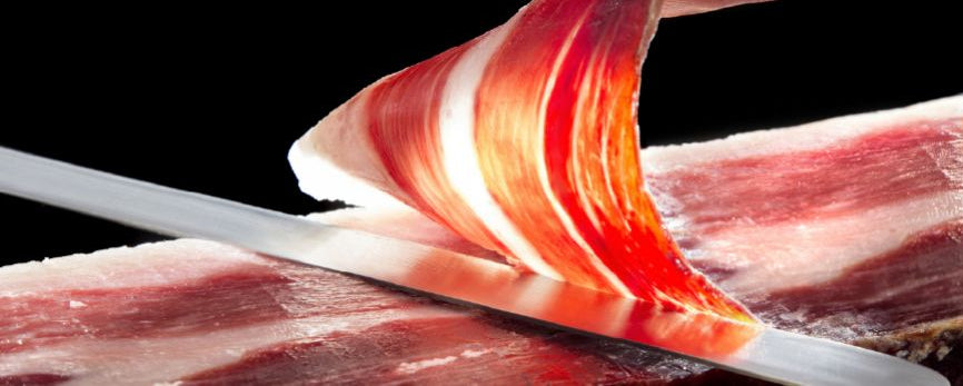 Ibérico Schinken, traditionell von Hand mit dem Messer geschnitten – professionelle Cortador-Technik