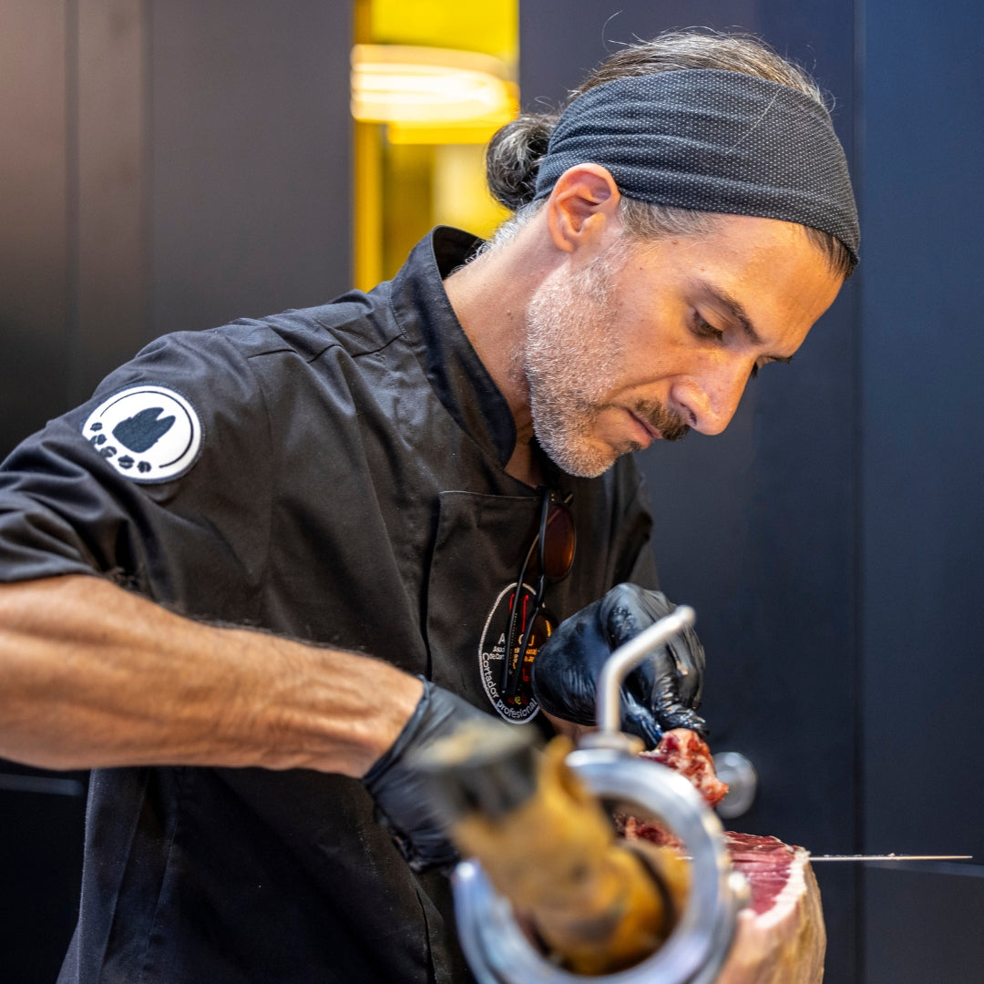 Professioneller Jamón-Ibérico-Cortador bei der Arbeit – Schwarzer Huf Catering